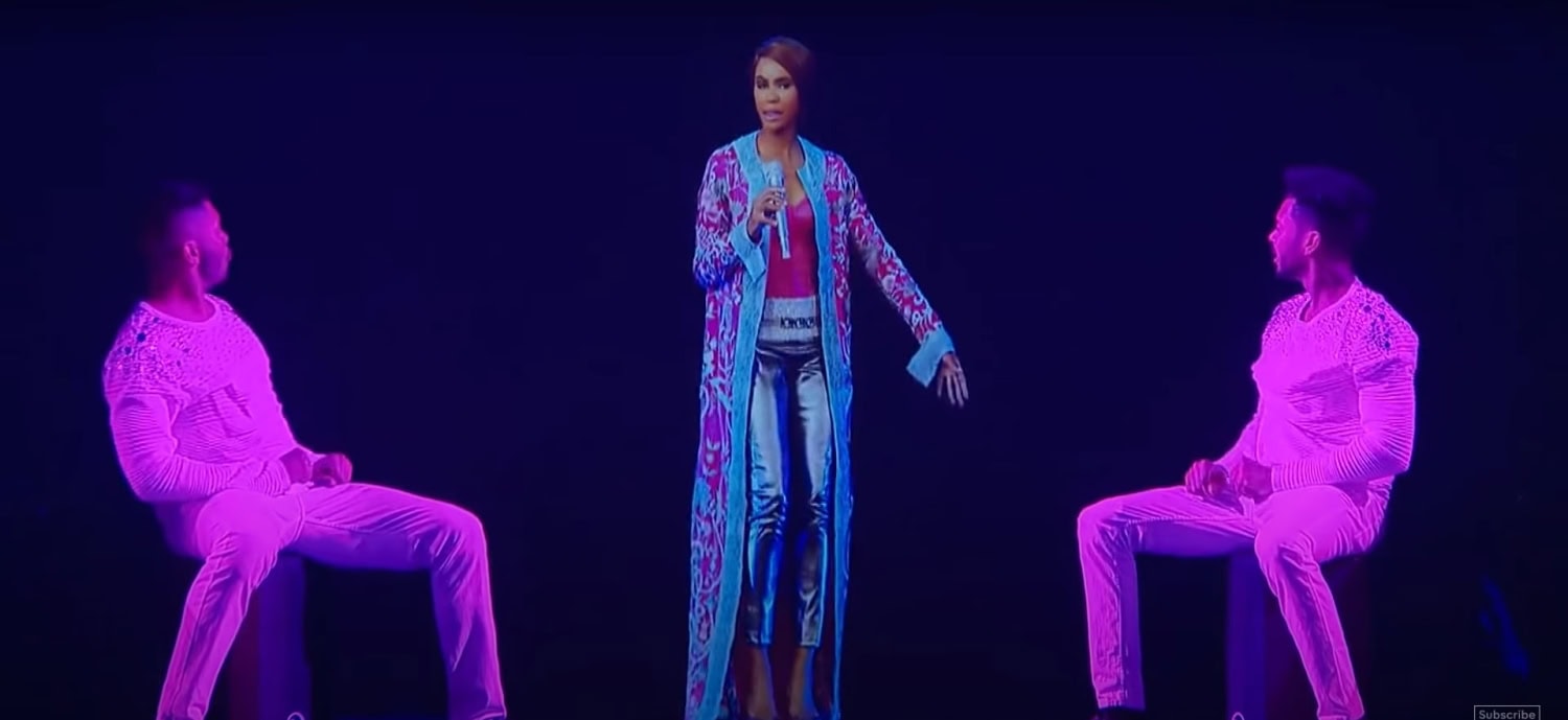 Konsertin tanssijat pääsevät erittäin lähelle Houstonin todentuntuista hologrammia.