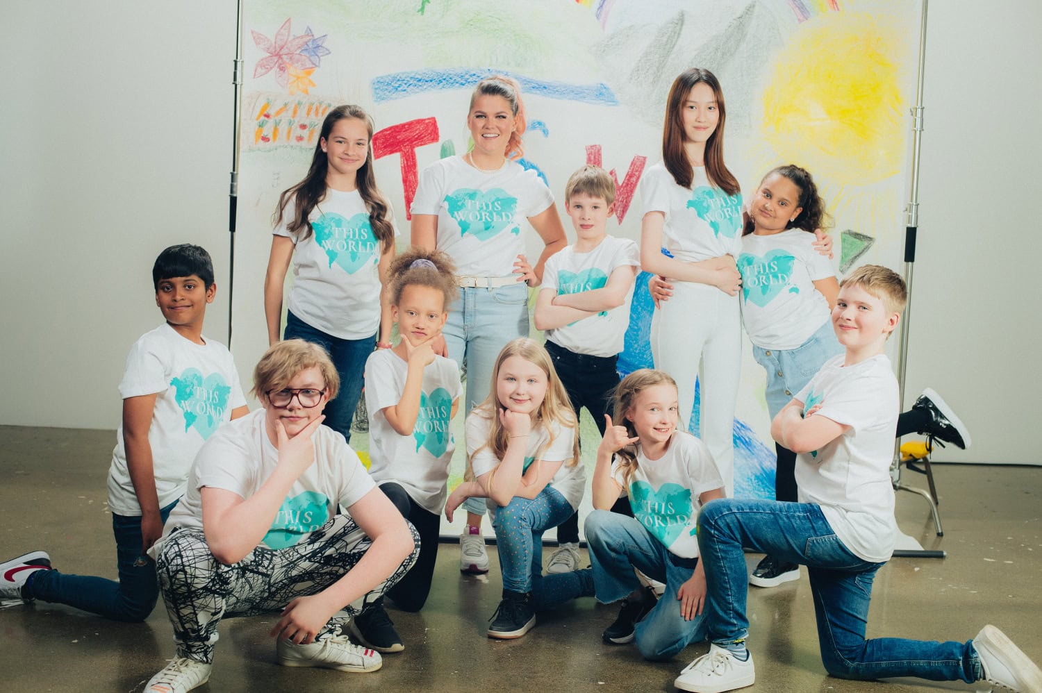 This World -kappaleessa kuullaan lasten laulamana ranskaksi, eestiksi, tamiliksi, swahiliksi, kiinaksi, tsekiksi, ruotsiksi, hollanniksi, espanjaksi, suomeksi ja englanniksi esitettyjä osuuksia.