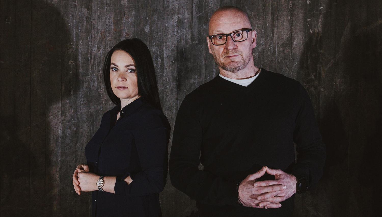 Heidi Holmavuon ja Sami Sallisen Rikosmyytit-podcastin painotetaan olevan poliittisesti inkorrekti ja sisältävän suoraa puhetta.