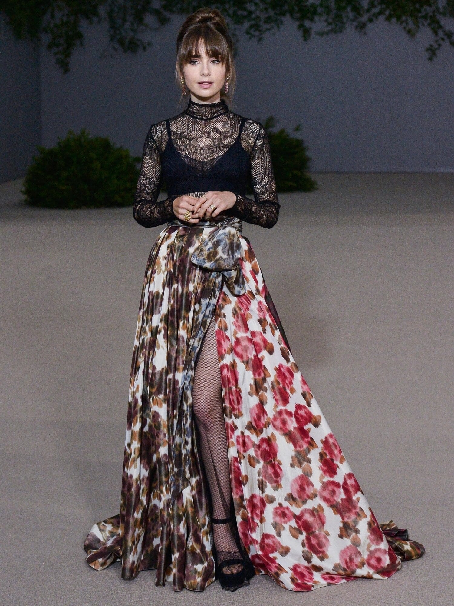 Lily Collins Christian Diorin asussa.