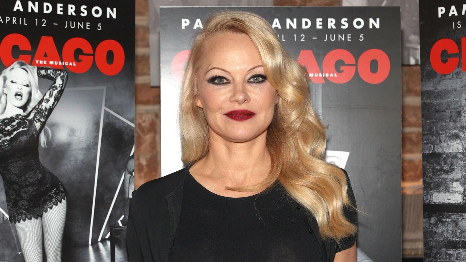 Pamela Anderson esiintyi dramaattisessa silmä- ja huulimeikissä huhtikuussa 2022.