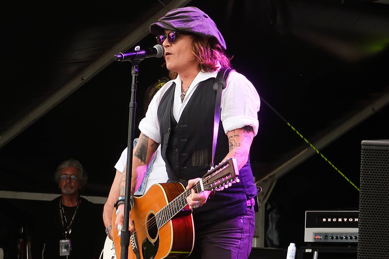 Johnny Depp tuli lavalle akustisen kitaran kanssa.