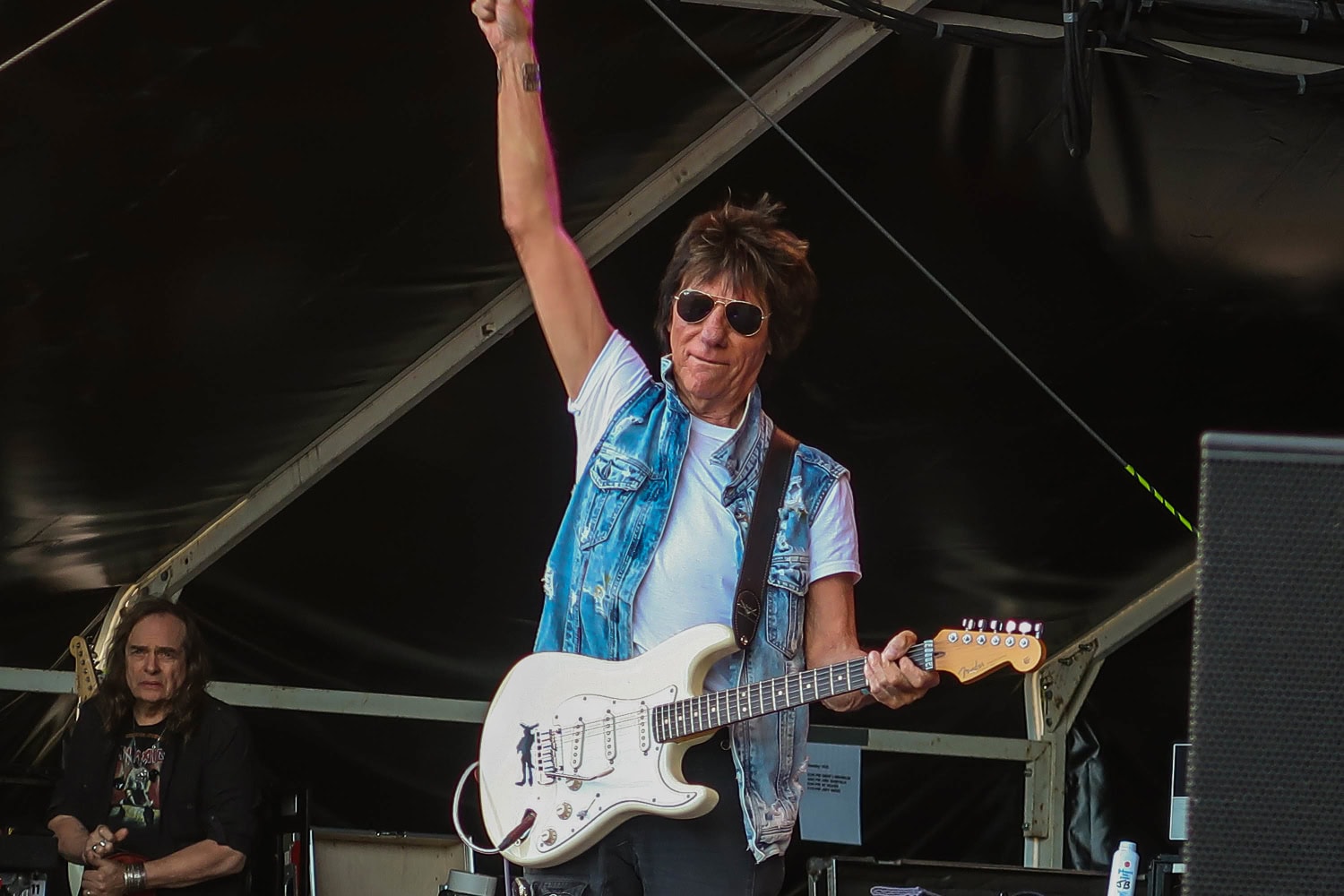 Jeff Beck asteli lavalle noin 40 minuuttia myöhässä.