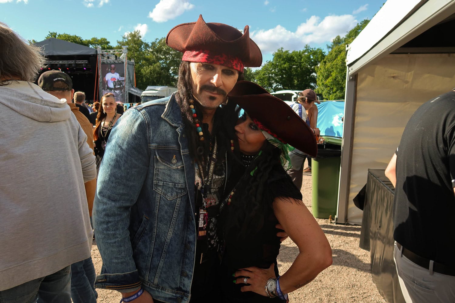 Harri (vas.) oli pukeutunut Johnny Deppin Jack Sparrow -hahmoksi, joka tunnetaan Pirates of the Caribbean -elokuvista.