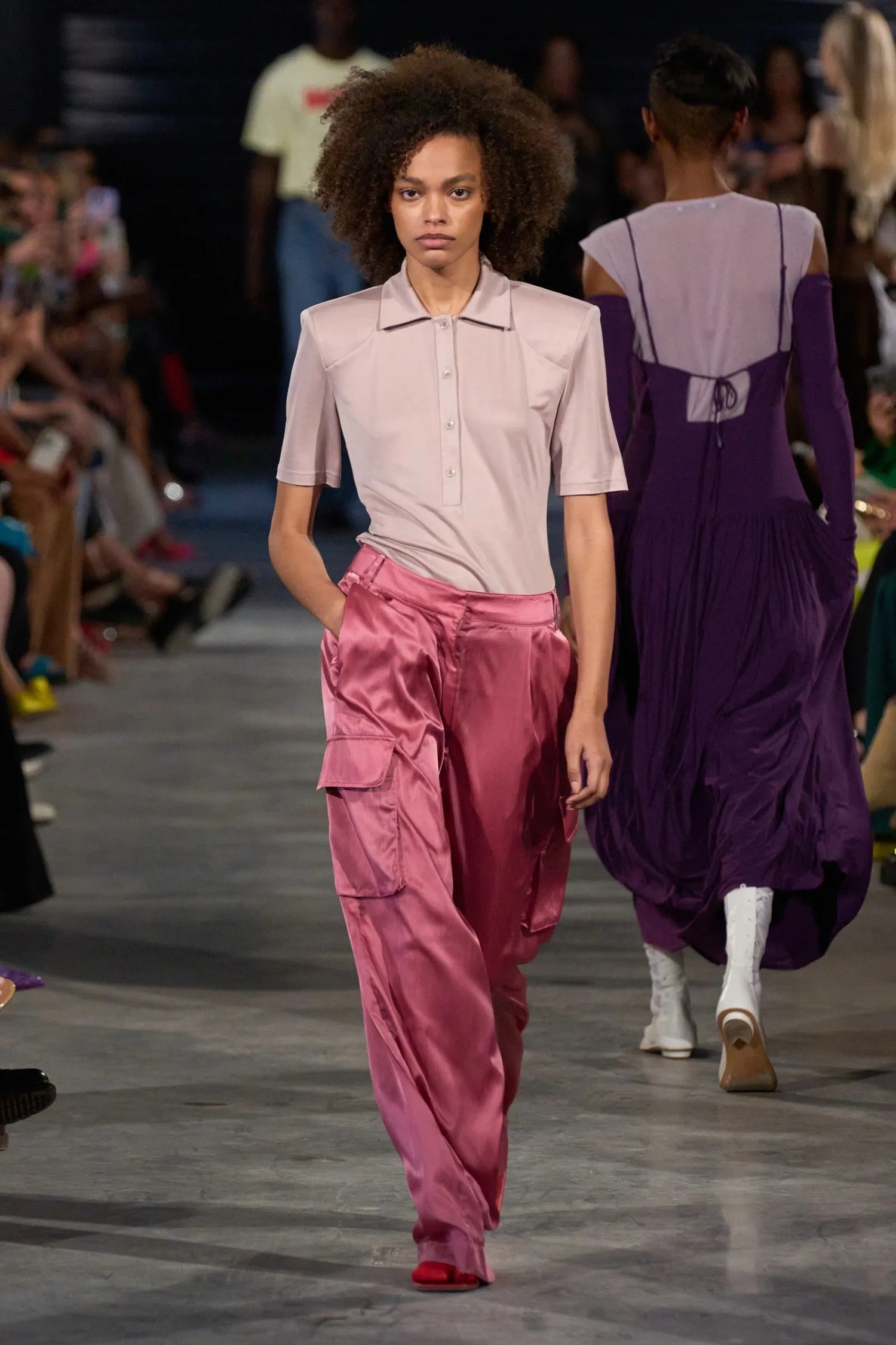 Ajankohtaisimmasta mallista esimerkkiä näytti New Yorkin muotiviikoilla Tibi, kun brändin suunnittelija Amy Smilovic marssitti näytöslavalle punertavat ja kiiltävät reisitaskuhousut.