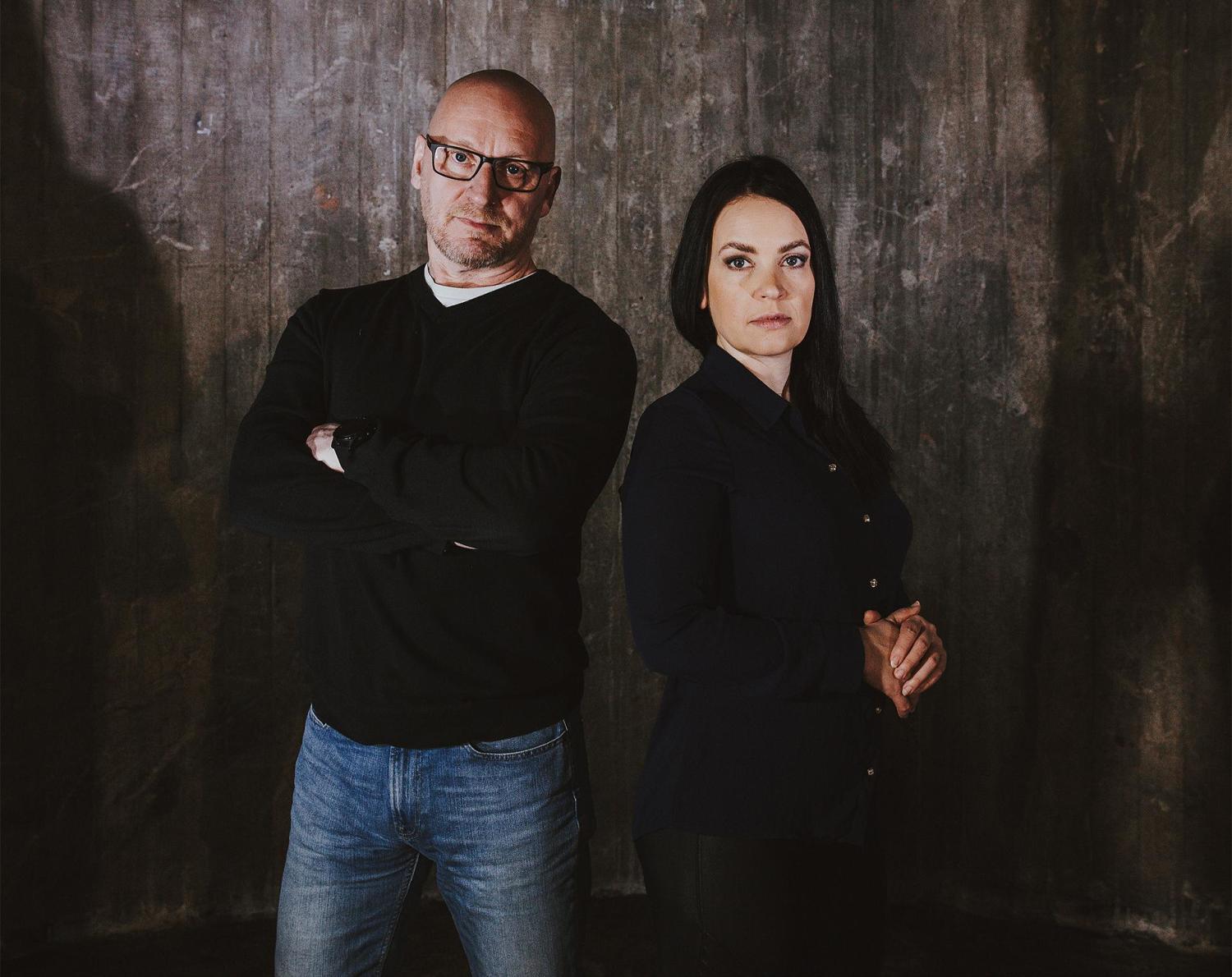 Sami Sallinen ja Heidi Holmavuo juontavat uutta Rikosmyytit-podcastia.