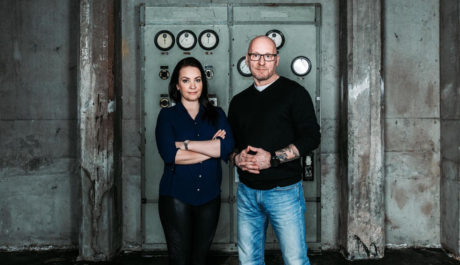 Rikosmyytit-podcastin introssa ilmoitetaan samantien jaksojen saattavan sisältää poliittisesti epäkorrekteja seikkoja.