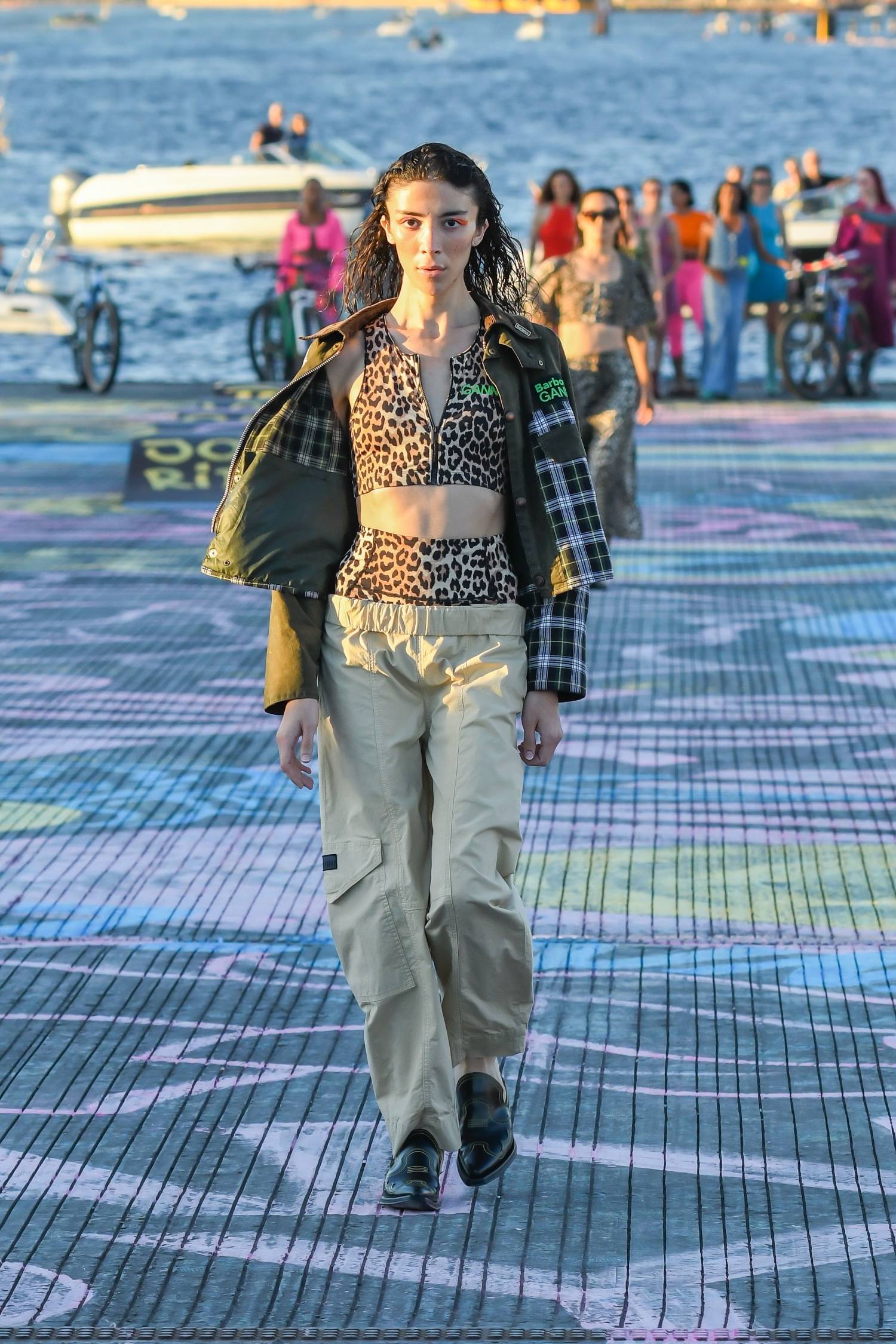 Ganni esitteli muotiviikoilla oman versionsa trendihousuista.