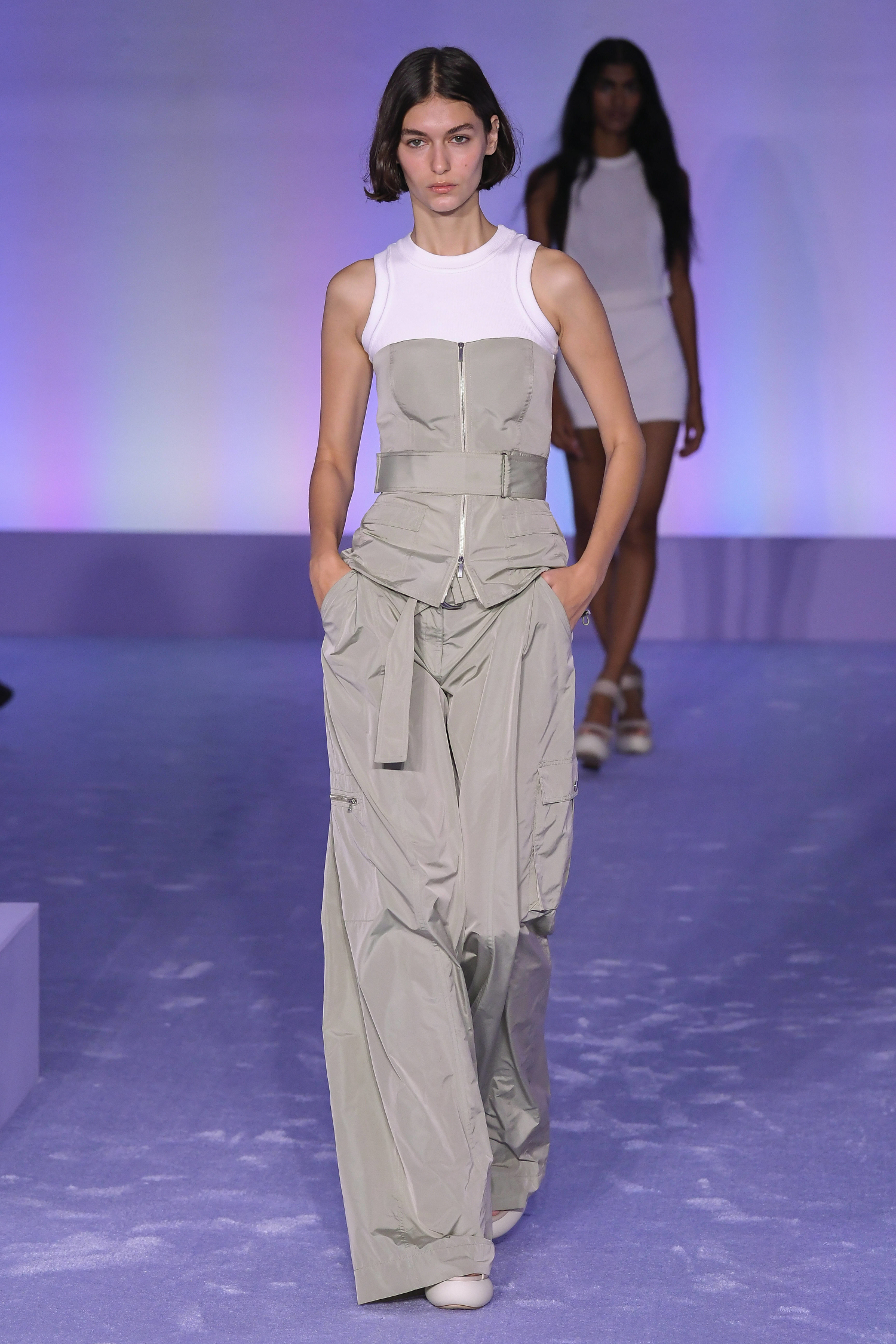 Reisitaskuhousut New Yorkin muotiviikoilla Brandon Maxwellin tapaan.