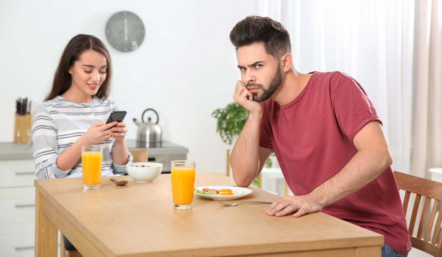 Puhelimen liiallinen selailu seurassa on yleistynyt tapa.