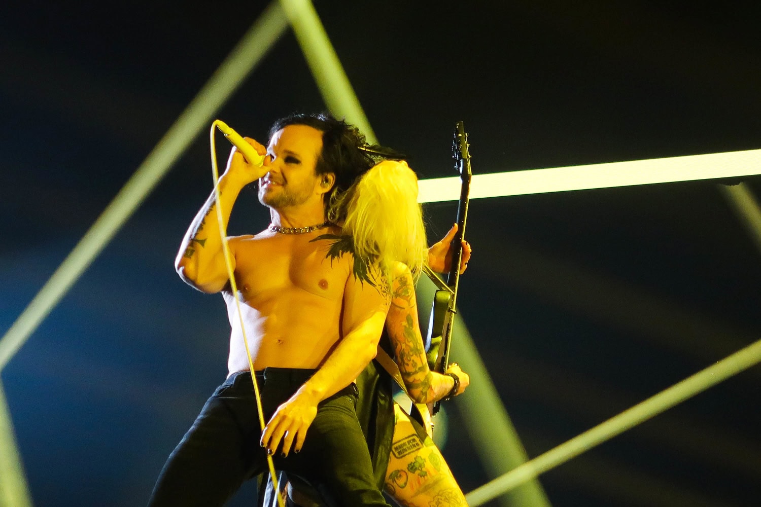 The Rasmuksen keulahahmo Lauri Ylönen nähtiin esityksen aikana ilman yläosaa nojaamassa kitaristi Emppu Suhoseen.