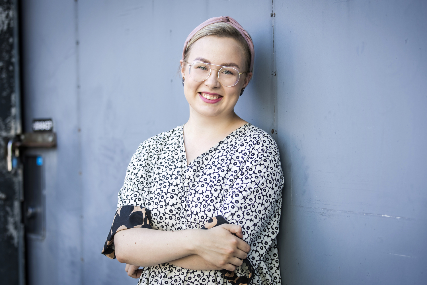 Anni Saukkola on psykiatriaan erikoistuva lääkäri, joka antaa uutuuskirjassaan konkreettisia vinkkejä terveysongelmiin ja puhuu myös vaietummista aiheista.