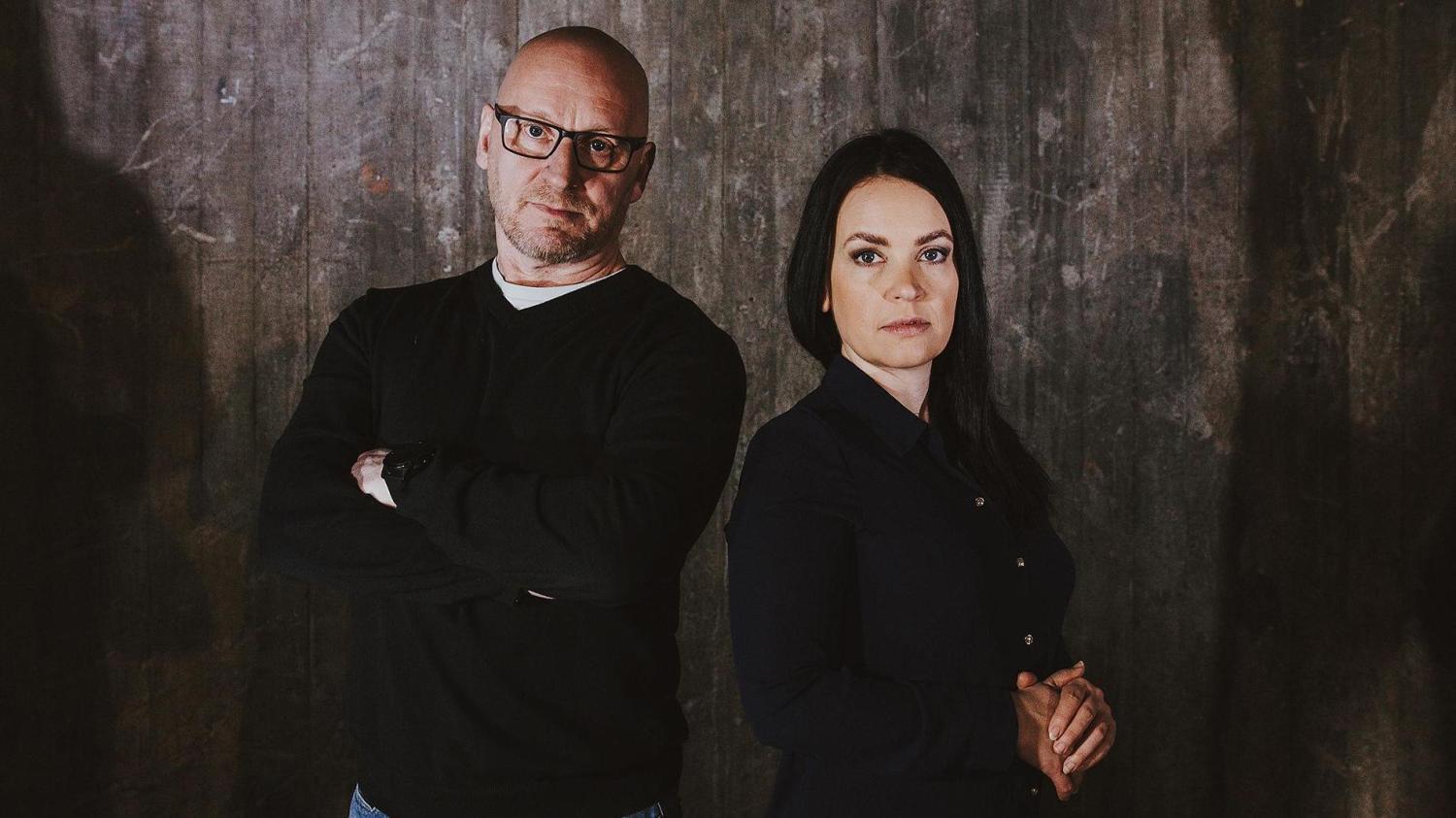 Rikosmyytit-podcastin juontajat Sami Sallinen ja Heidi Holmavuo.
