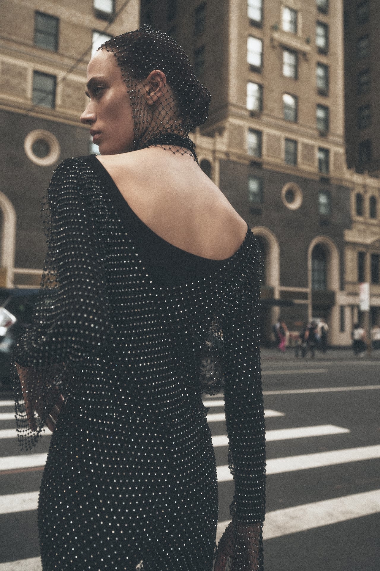 Zara tarjoaa trendiä päästä varpaisiin. Pitkä kimalteleva haalari, Zara, 79,95 €. Huppu, Zara, 29,95 €.