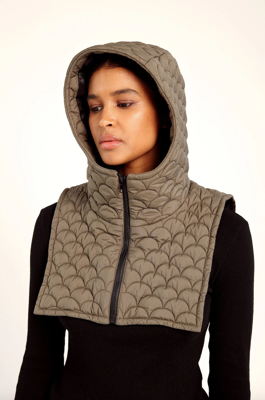 Tikattu huppu, R/H, 135 €.