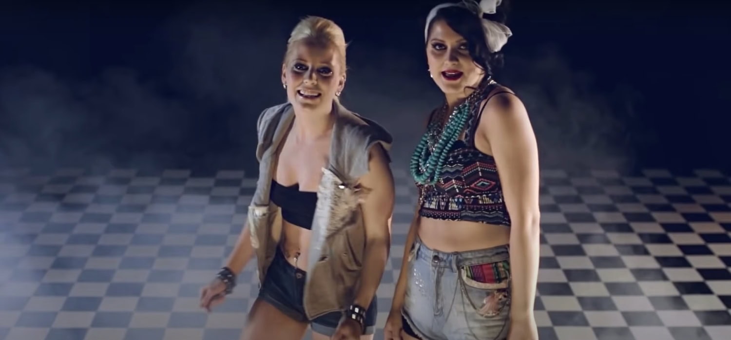 Tiia Judén (vas.) ja Jenni Puumalainen (oik.) Panisin-musiikkivideollaan.