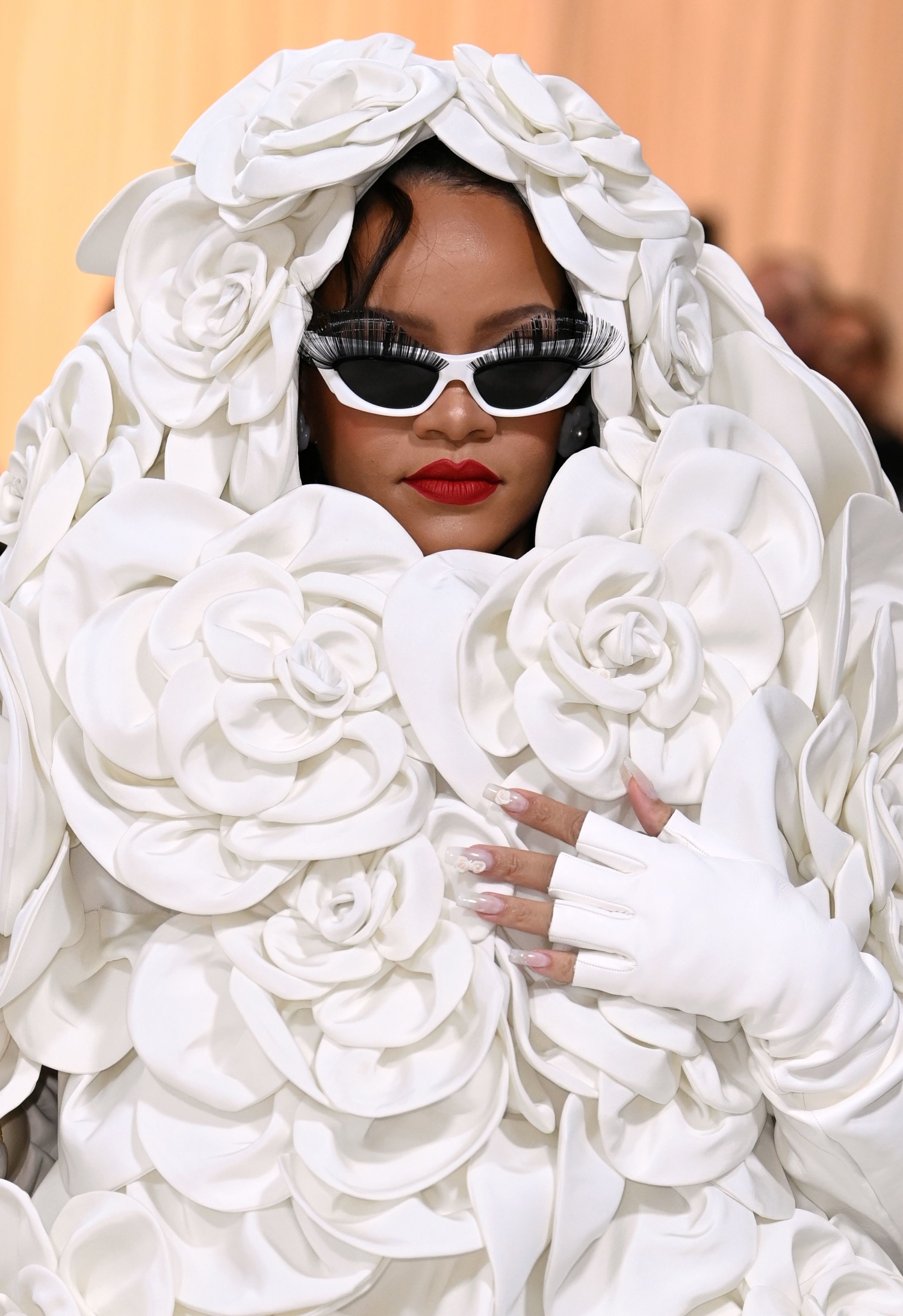 Hiljattain järjestetyssä Met-gaalassa Rihanna oli yhdistänyt valkoiseen Valentinon iltapukuun punaisen huulipunan.