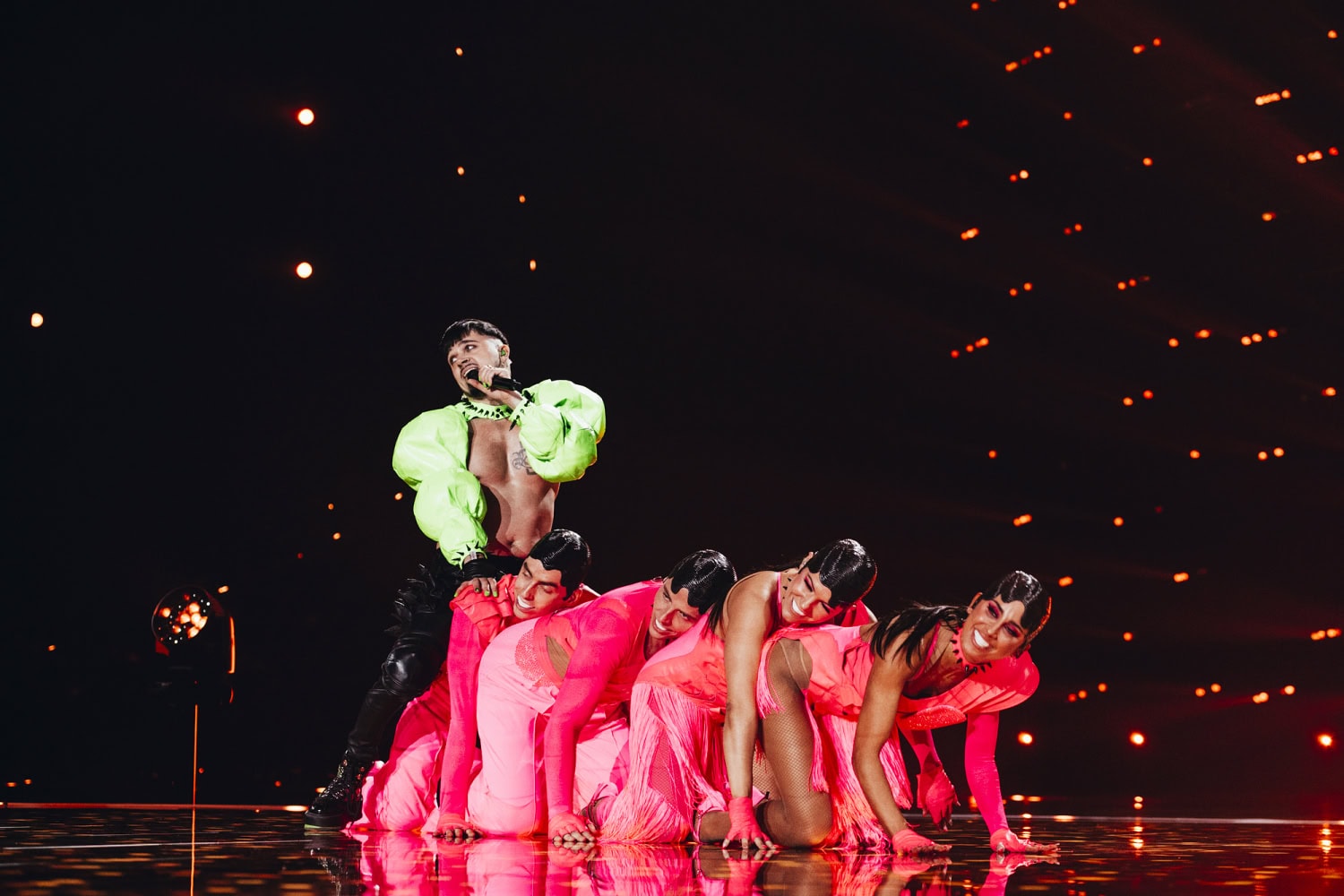 Käärijä ensimmäisissä euroviisuharjoituksissaan tanssijoidensa kanssa