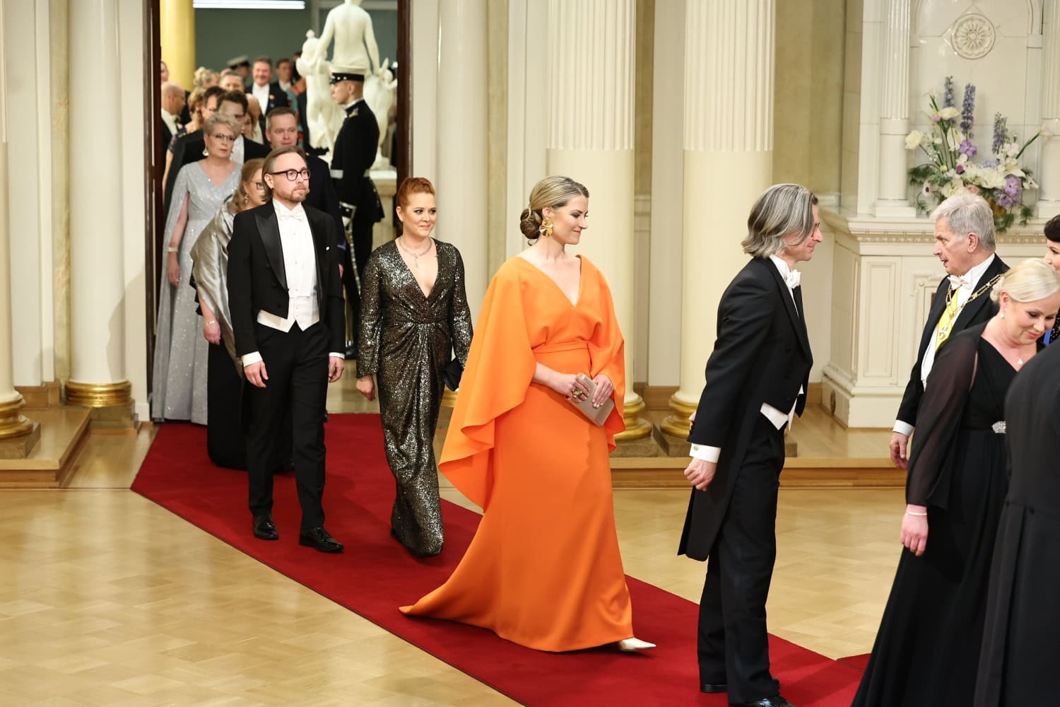 Eira Roos. Puvun on suunnittellut Anne-Mari Pahkala.