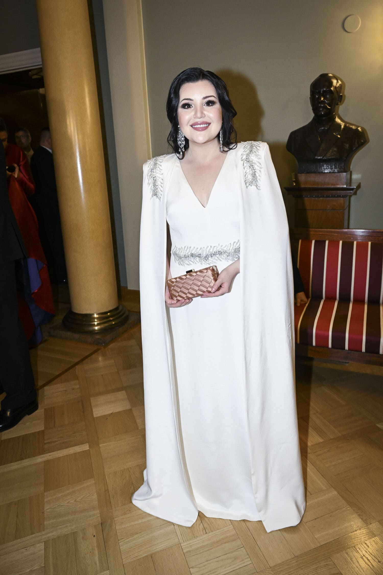 Diandra Flores. Puvun on suunnitellut Anne-Mari Pahkala.