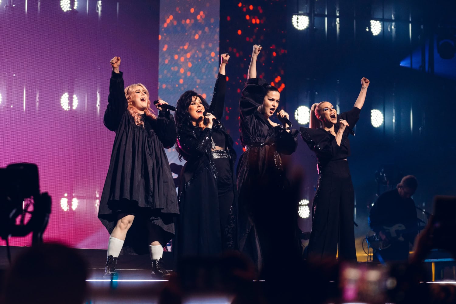 Ellinoora, Kaija Koo, Jenni Vartiainen ja Vesala esiintymässä Tampereen Nokia Arenalla