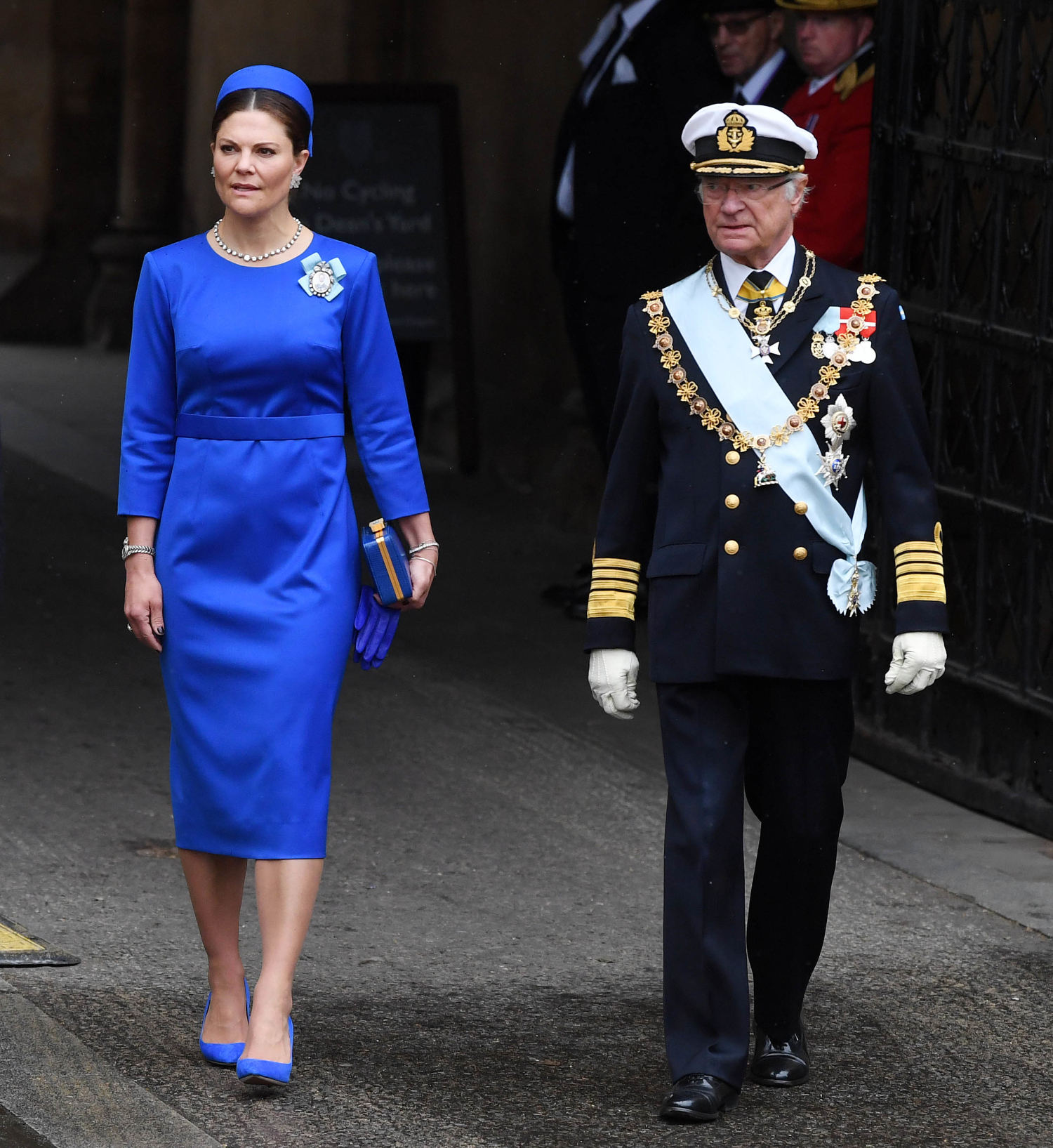 Kruununprinsessa Victoria ja Kuningas Kaarle Kustaa edustivat Ruotsia kruunajaisissa. Victoria säväytti sähkönsinisessä.