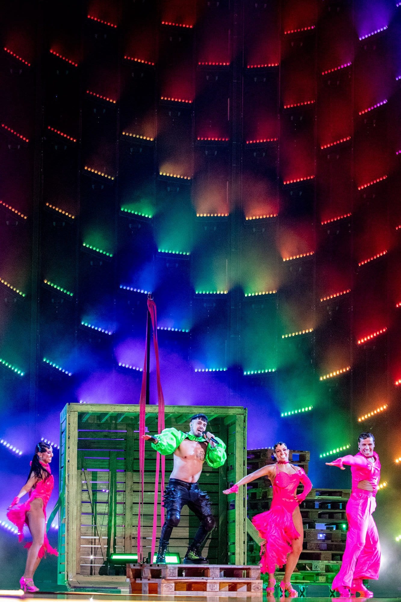 Esityksen lopussa valot hehkuvat sateenkaaren väreissä.