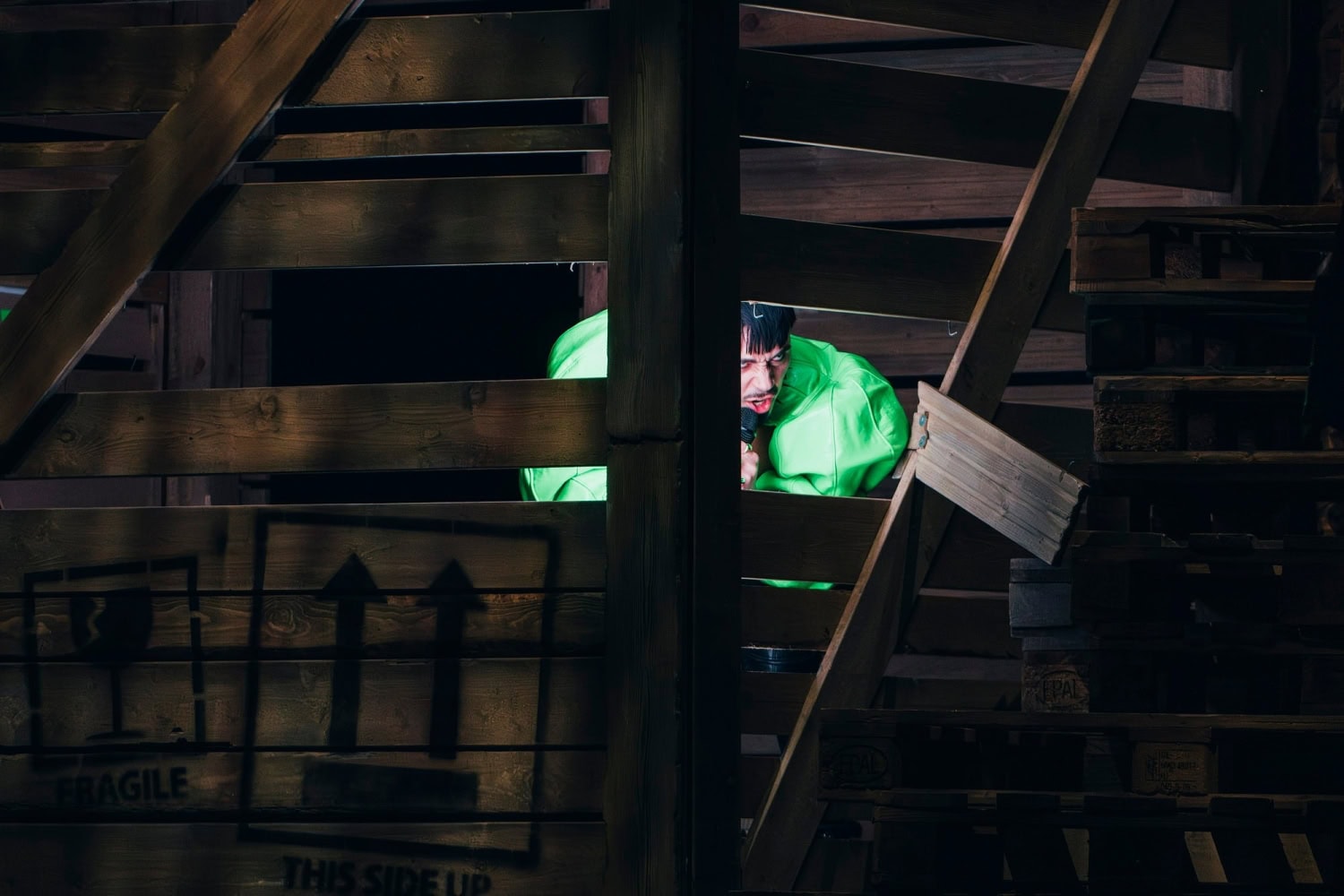 Käärijä kurkistelee esityksensä alussa.