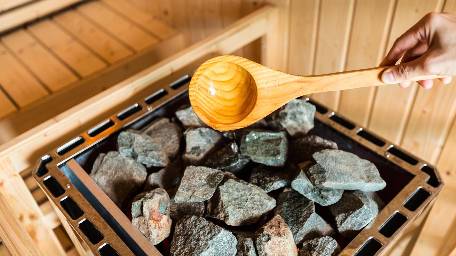 Esimerkiksi saunominen kuluttaa paljon sähköä.
