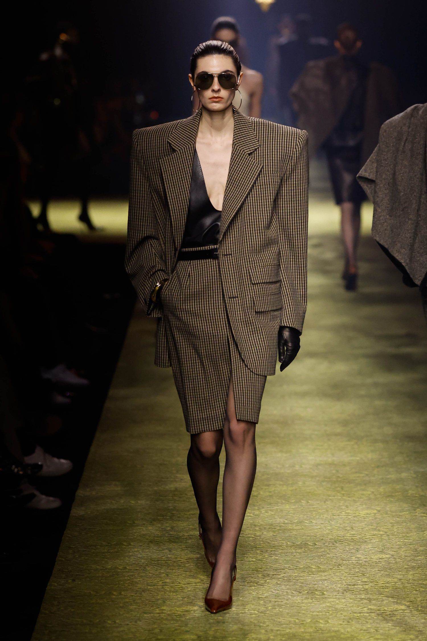 Saint Laurentin muotinäytöksessä nähty asukokonaisuus.