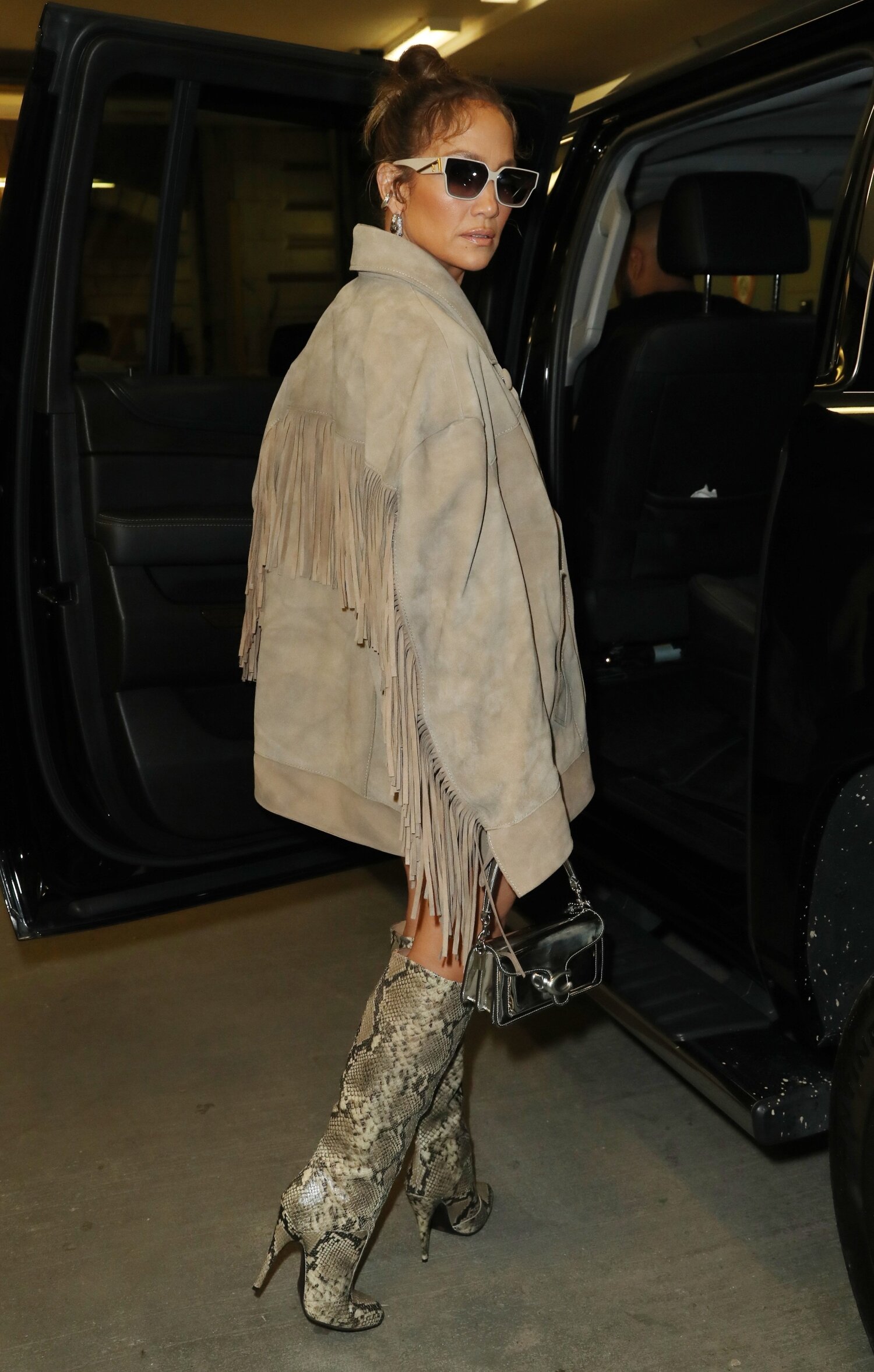 Jennifer Lopez yhdisti asuun käärmekuvioiset ylipolvensaappaat.