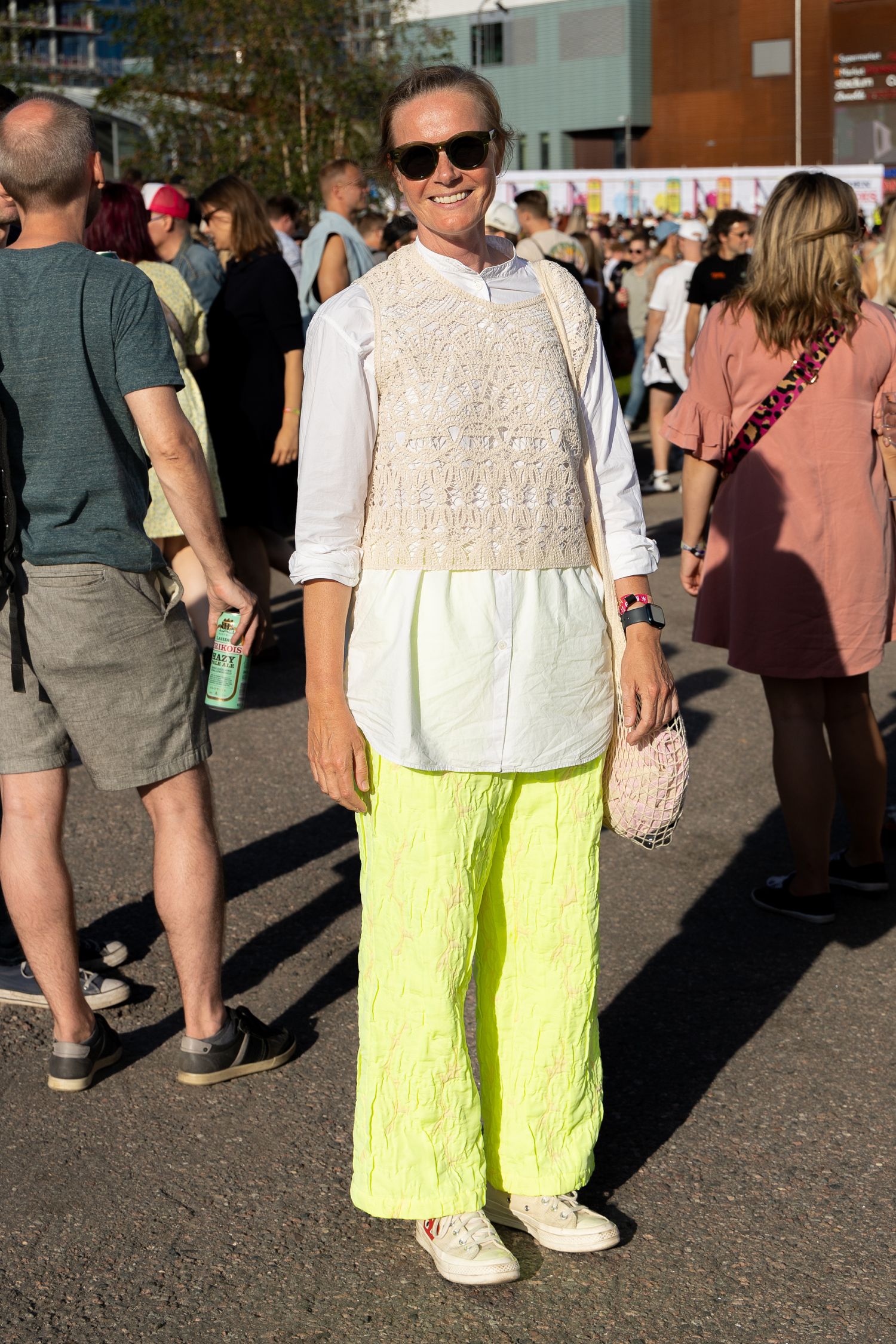 Riikan asussa väriä toi housut.