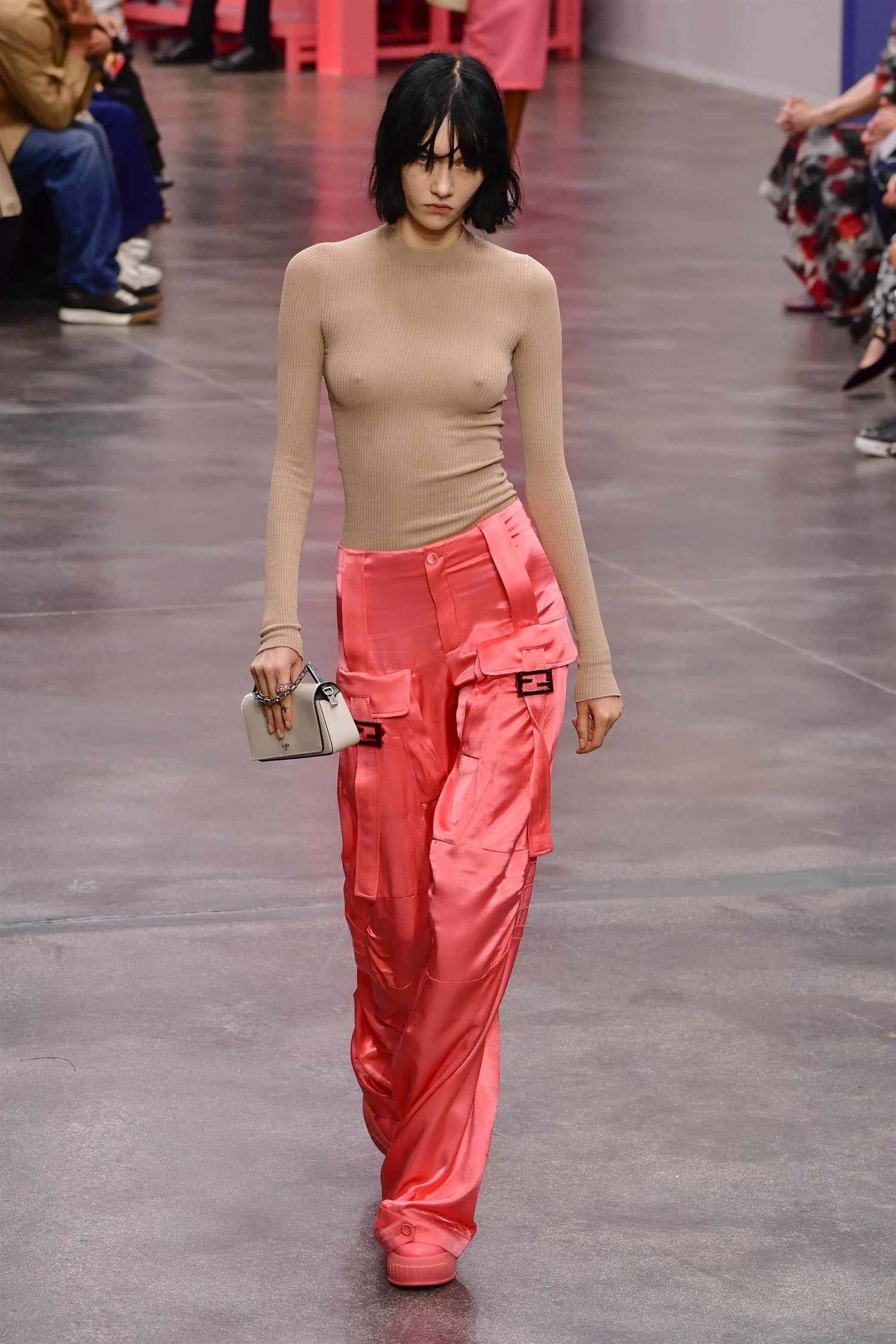 Fendi esitteli kevät/kesä-mallistossaan reisitaskuhousuja.