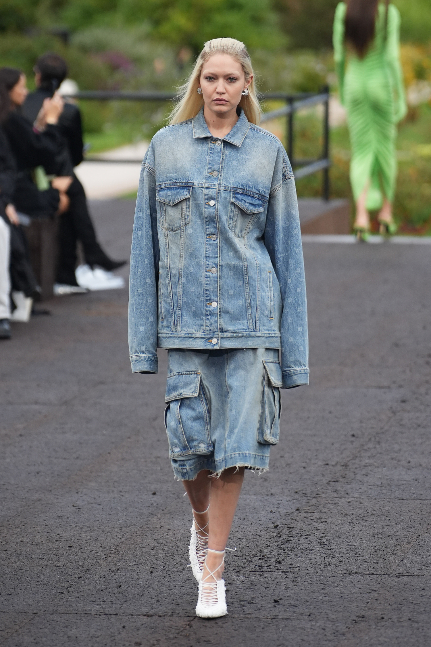 Givenchyn 2023 kevät/kesä -mallistossa taskut olivat valtavan kokoisia.