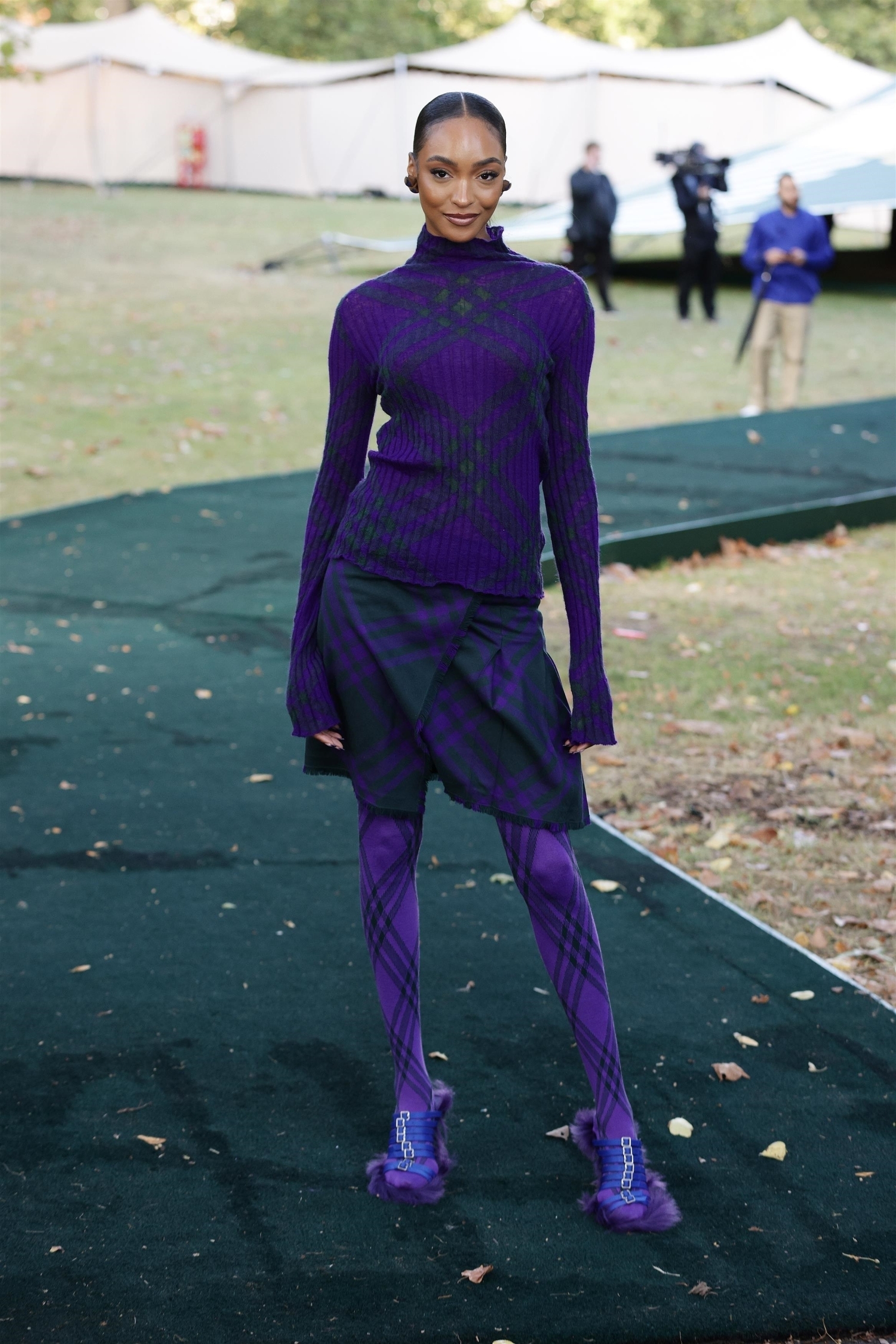 Jourdan Dunn muotitalo Burberryn kevät/kesä 2024 -näytöksessä.