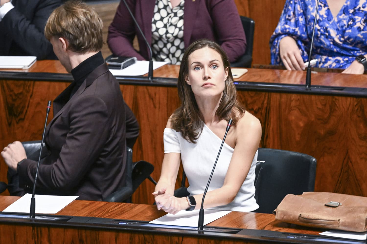 Sanna Marinin osallistuminen täysistuntoon olkapään paljastavassa asussa nostatti mediassa keskustelun eduskunnan pukukoodista.