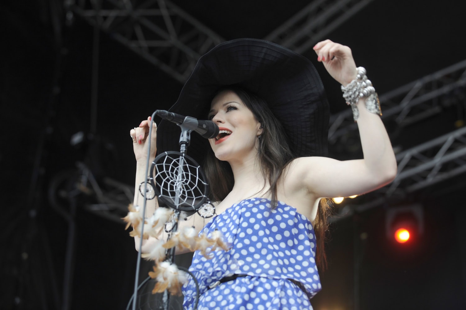 Jenni Vartiainen esiintymässä vuonna 2011 Seili-albumin julkaisun jälkeen.