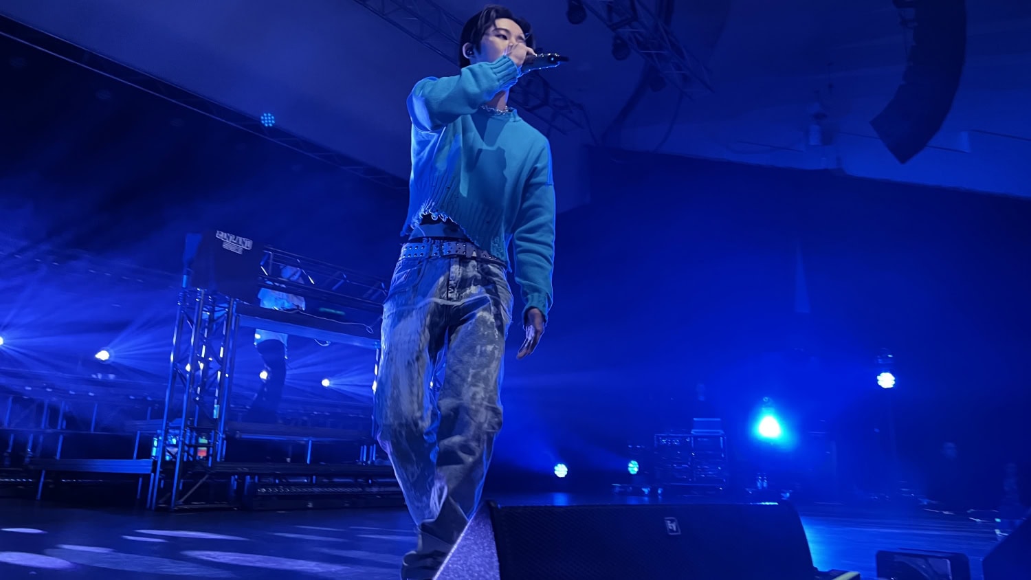 B.I Kulttuurtalon lavalla.