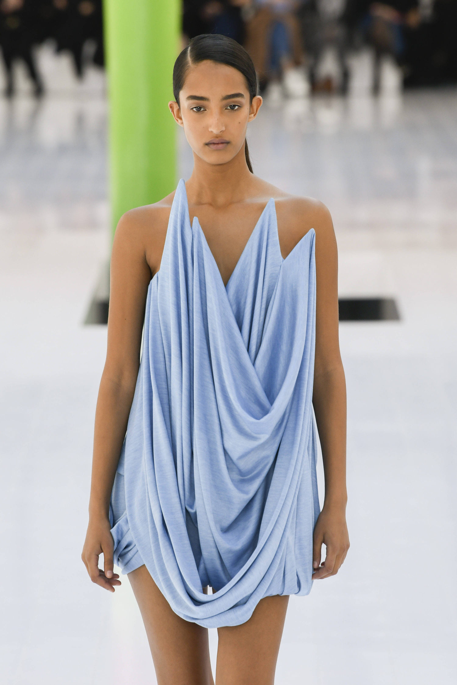 Kyseinen mekko muotinäytöksessä.