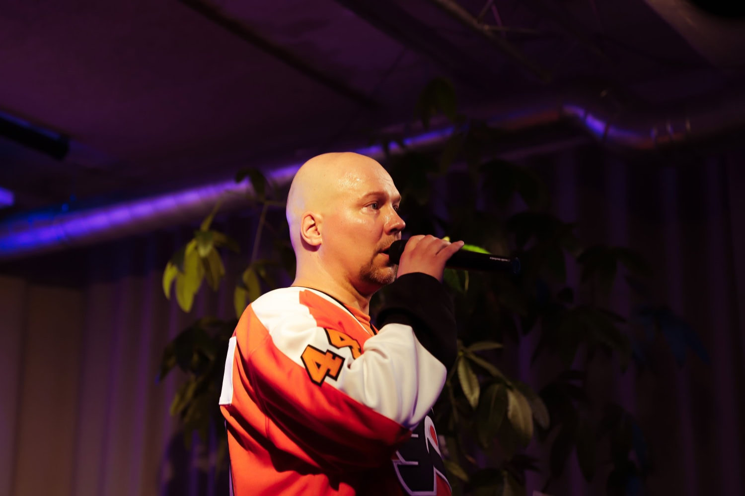 Radiojuontaja Mikko Honkanen toimi illan isäntänä.