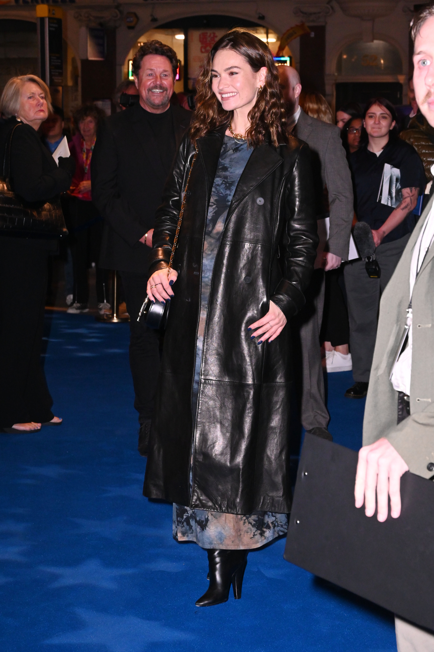 Näyttelijä Lily James.