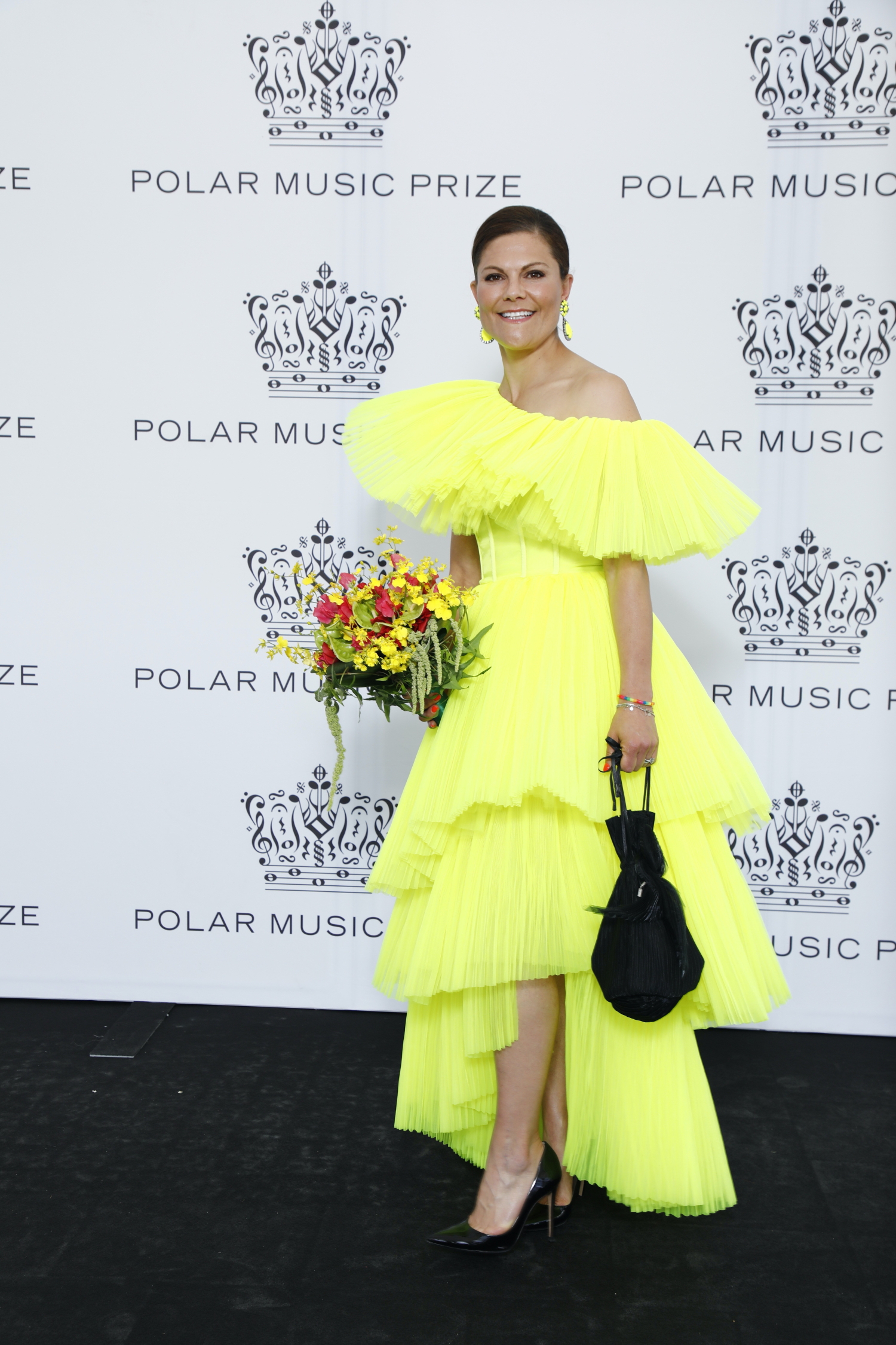 Prinsessa Victoria edusti vuonna 2023 keltaisessa tylliunelmassa.