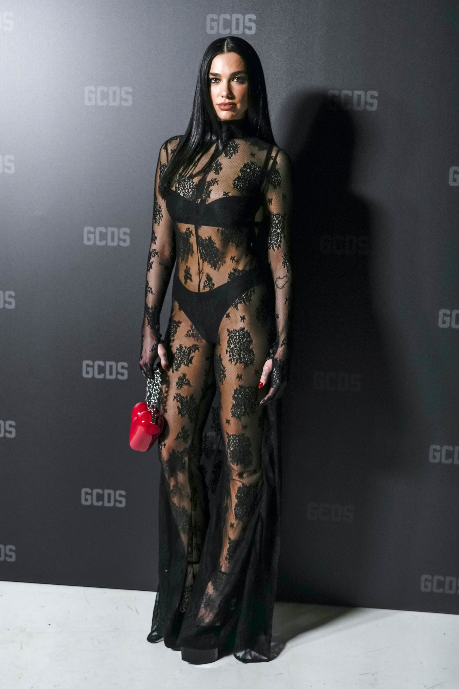 Artisti Dua Lipa Milanon muotiviikoilla tummanpuhuvassa kokonaisuudessa.