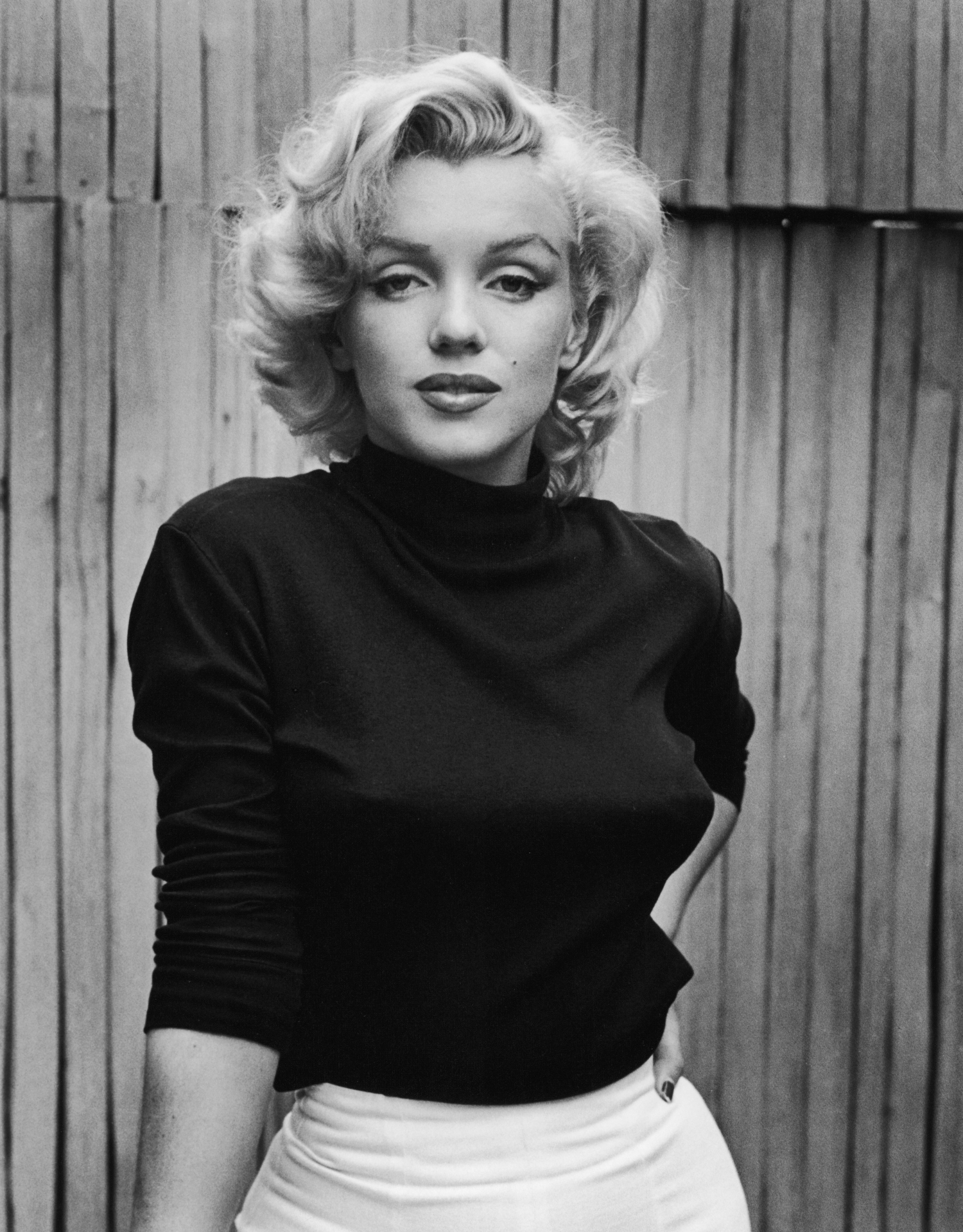 Marilyn Monroe kuvattuna kotinsa pihalla vuonna 1953.