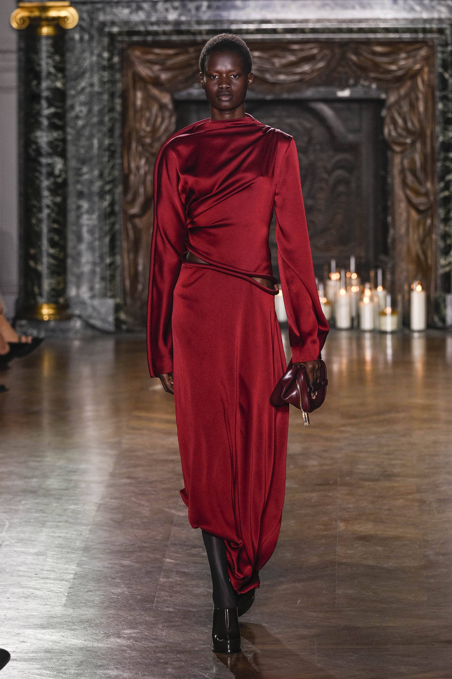 Guccin muotinäytöksessä nähty asu kertonee siitä, että loppuvuodesta juhlapukeutumisessa suositaan viininpunaista.