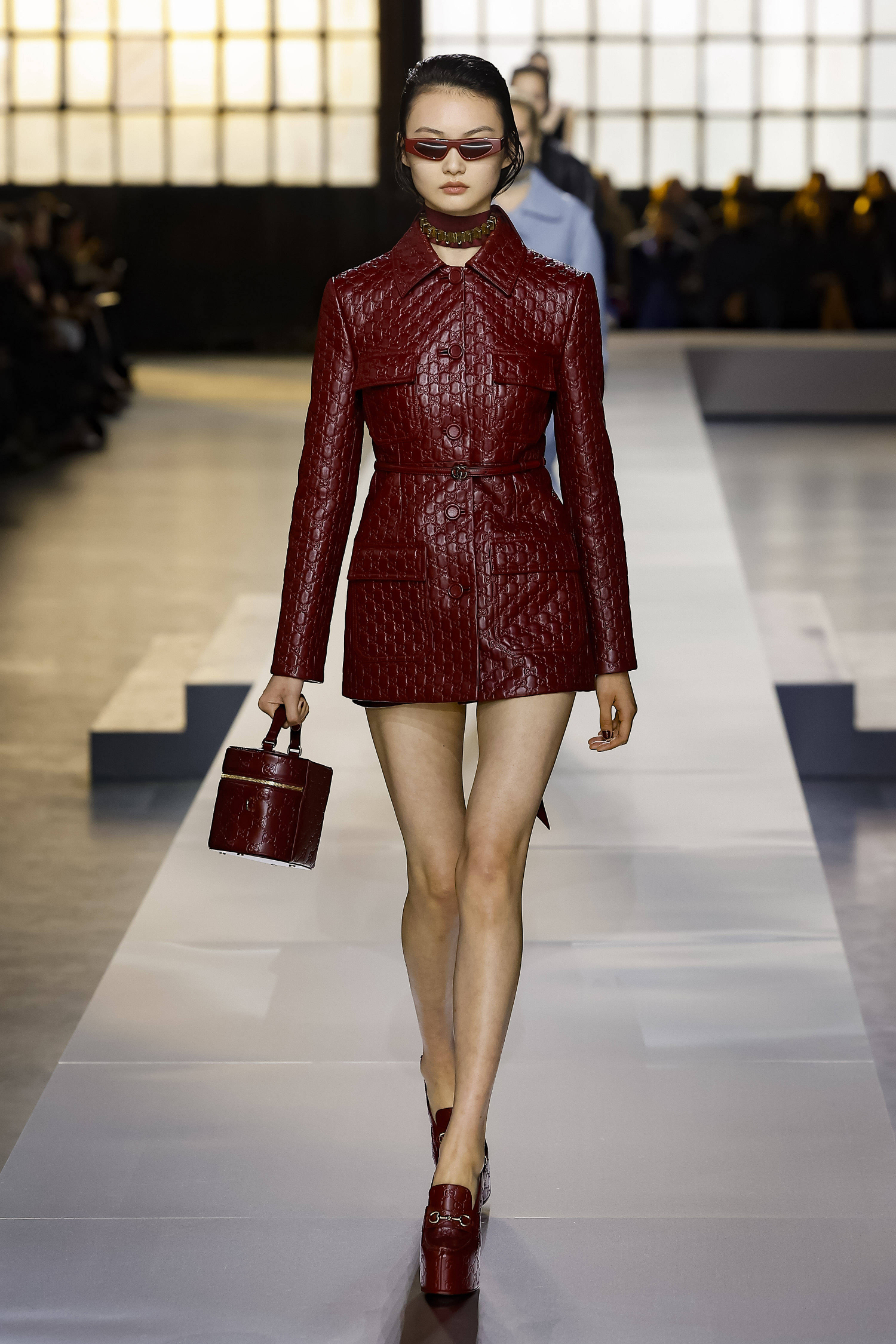 Pradan syksy- ja talvinäytöksessä nähty esimerkki viininpunaisesta kokonaisuudesta.