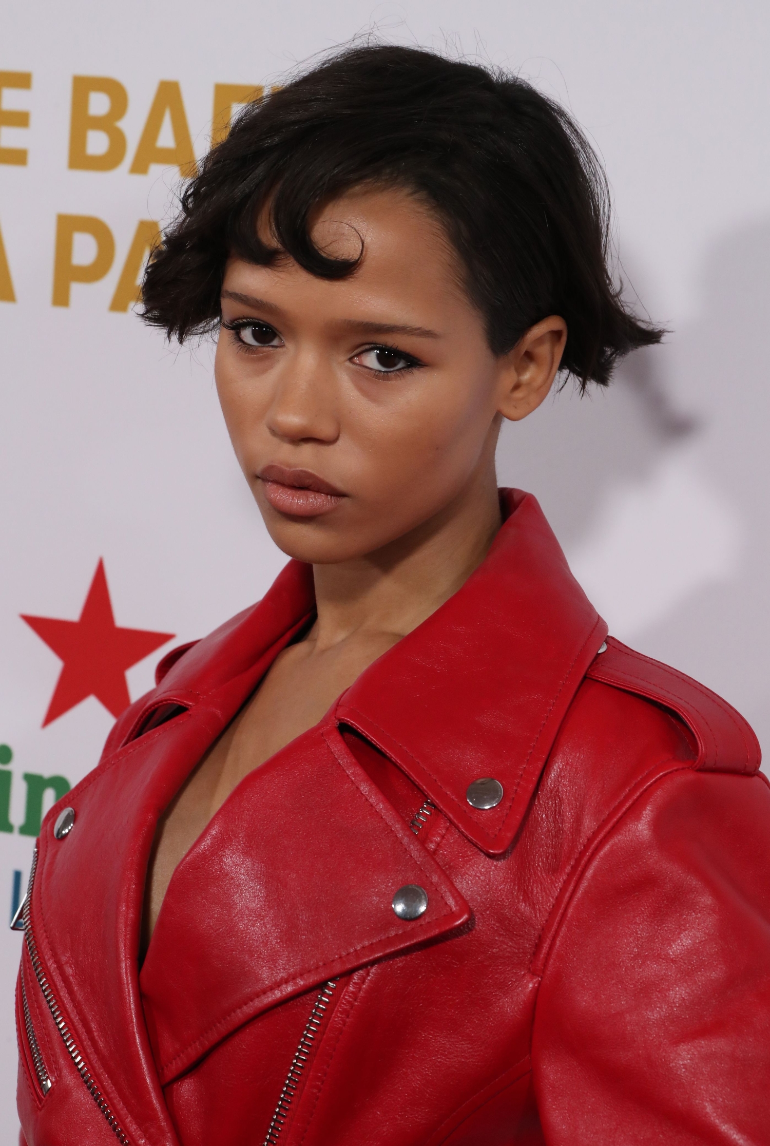 Taylor Russellin kasvoille lyhyt malli sopii täydellisesti.