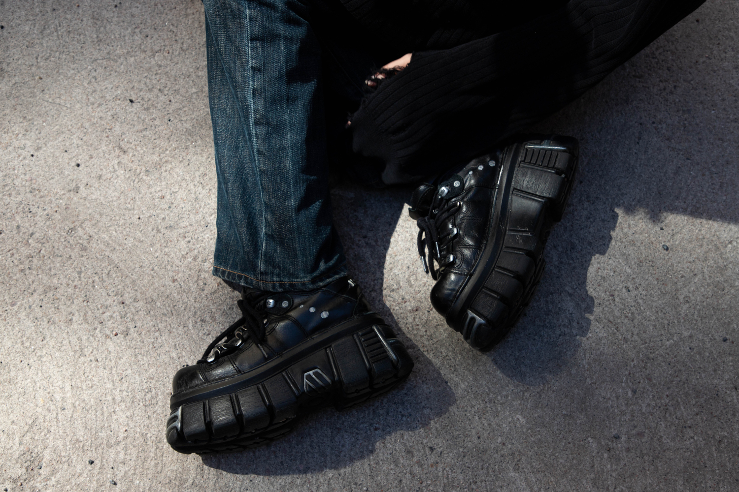 Morko rakastaa myös mustia kenkiä. New Rockin ikoniset paksupohjaiset kengät tuovat helposti asennetta asuun kuin asuun.