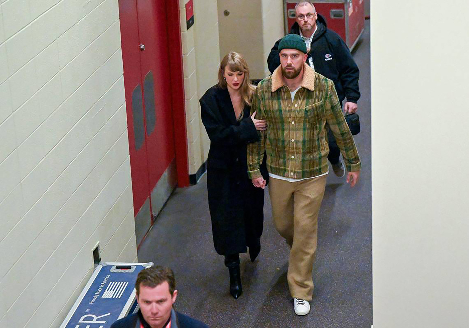Travis Kelce kuvattuna viime vuoden joulukuussa. Käsipuolessa Taylor Swift.