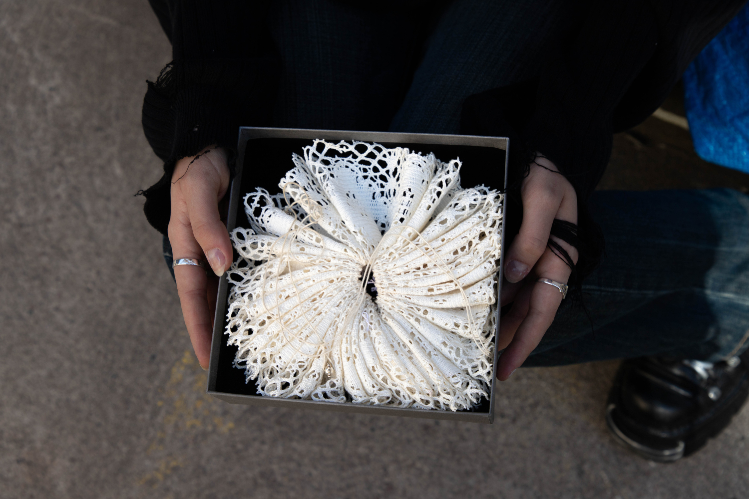 Morkon tyylistä löytyy myös herkempiä elementtejä, kuten esimerkiksi tämä kaunis pitsikaulus.